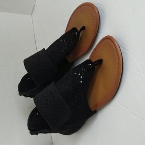 American Eagle black flip flop sandals size 6.5